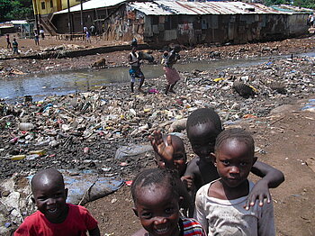 Kinder auf einer Müllkippe in Sierra Leone