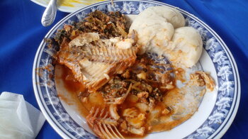 Pâté mit Fisch und Soße in Togo