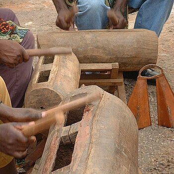 Schlitztrommel der Bamileke in Westkamerun