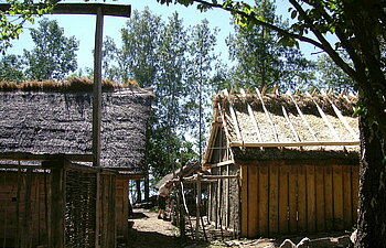 Rekonstruierte Wikingerhäuser in Birka