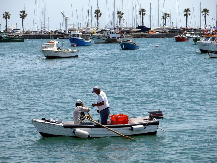 Fischer auf ihrem Boot in Portugal