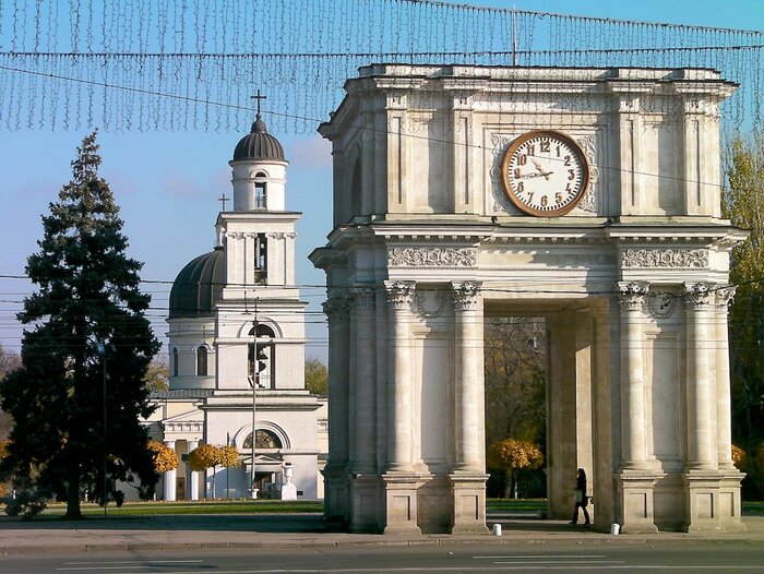 Triumphbogen von Chișinău, im Hintergrund die Kathedrale der Geburt des Herrn