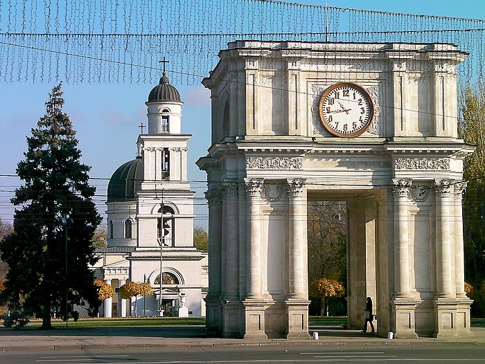 Triumphbogen von Chișinău, im Hintergrund die Kathedrale der Geburt des Herrn