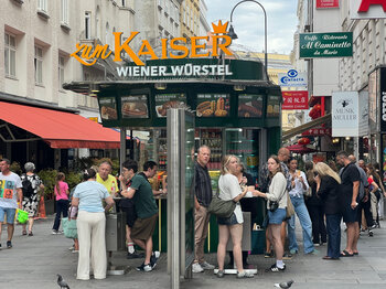 Einwohner und Touristen in Österreich am Würstelstand Einwohner und Touristen in Österreich am Würstelstand