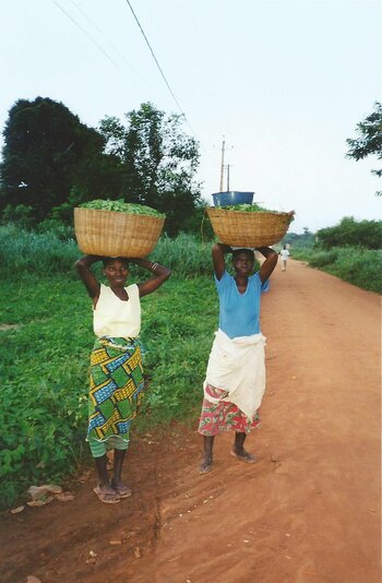 Frauen in Benin auf dem Weg zum Markt