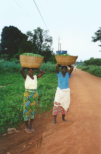 Frauen in Benin auf dem Weg zum Markt