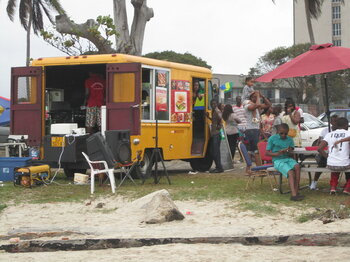 Essenstruck am Strand von Libreville