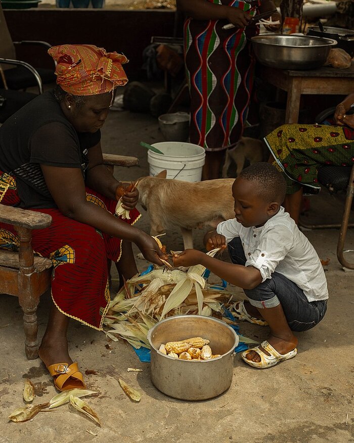 Mutter und Sohn kochen in Liberia Mais