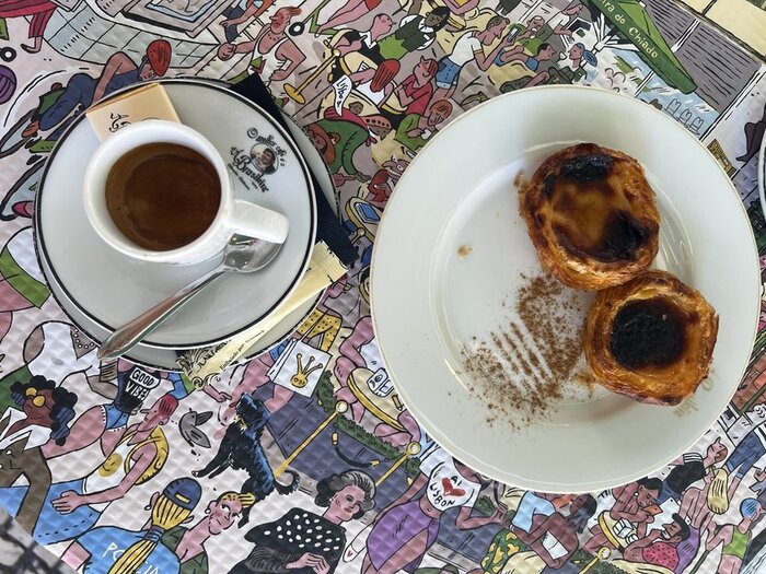 Bica und Pastel de Nata im Café A Brasileira in Lissabon Bica