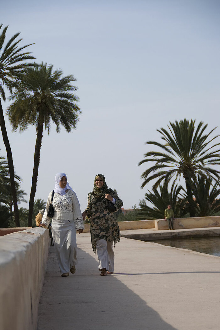 Zwei marokkanische Frauen gehen spazieren