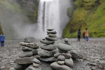 Steinturm in Island als Wegweiser