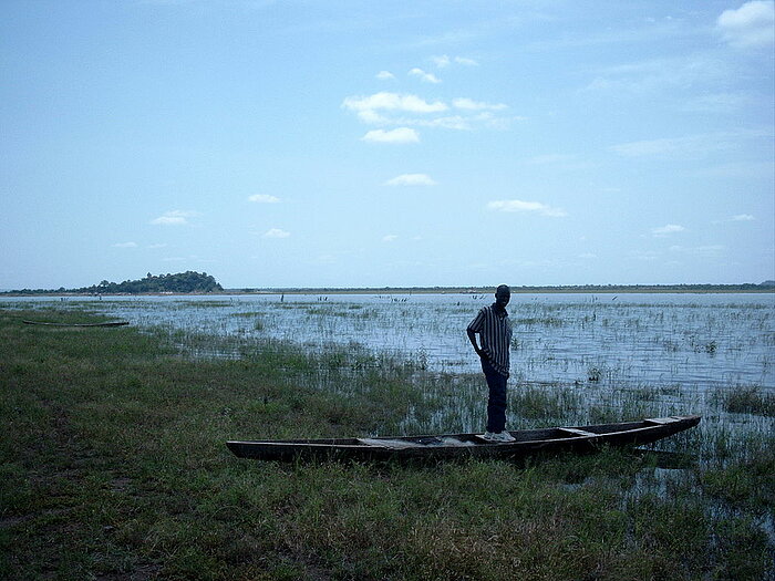 Ufer des Kompiengastausees in Burkina Faso