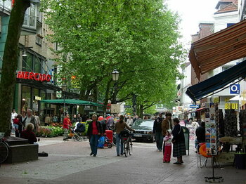 Ottenser Hauptstraße mit Einkaufszentrum Mercado