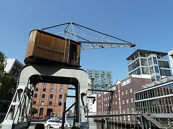 Harburger Binnenhafen mit historischem Kran