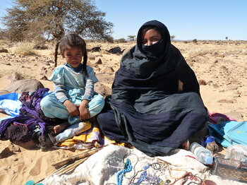 Maurin aus Mauretanien mit ihrer Tochter