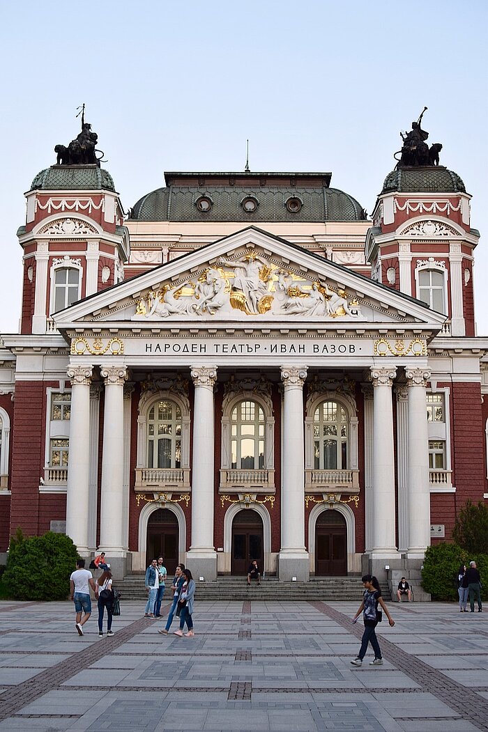 Leute vor einem Theater in Sofia