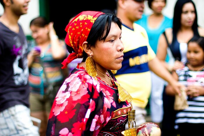 Kuna-Frau bei einem Umzug in Chitré