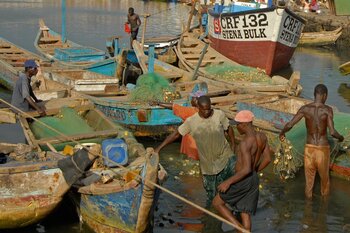 Fischer und ihre Boote in Ghana