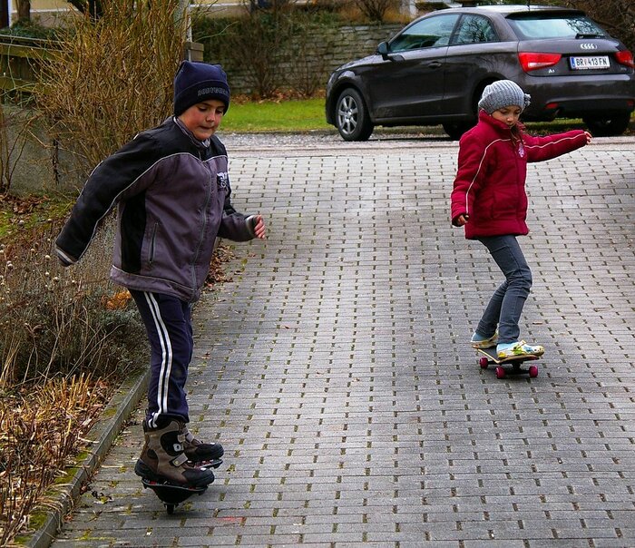 Kinder auf Skateboards in Österreich