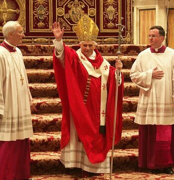 Benedikt XVI. bei der Pfingstmesse im Petersdom (Mai 2005)