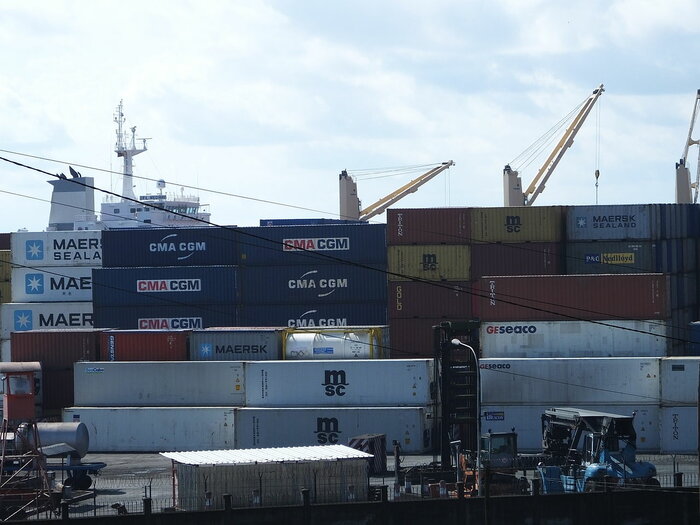 Hafen von Douala mit Containern