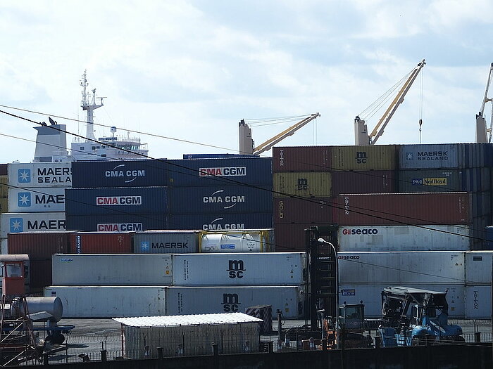 Hafen von Douala mit Containern