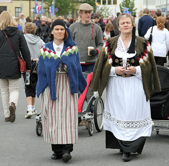 Zwei Frauen in isländischer Tracht