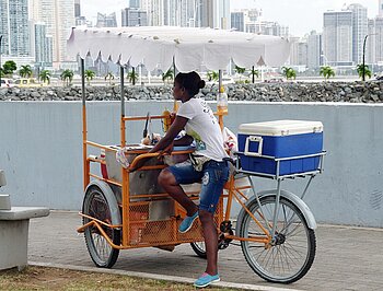 Hot Dog-Verkäuferin in Panama-Stadt