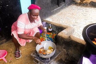 Kochen vor dem Haus in Guinea