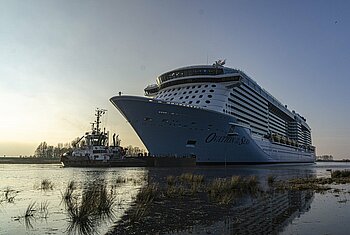 Kreuzfahrtschiff auf der Ems