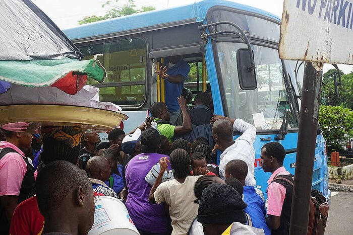 Menschen wollen in einen Bus in Liberia
