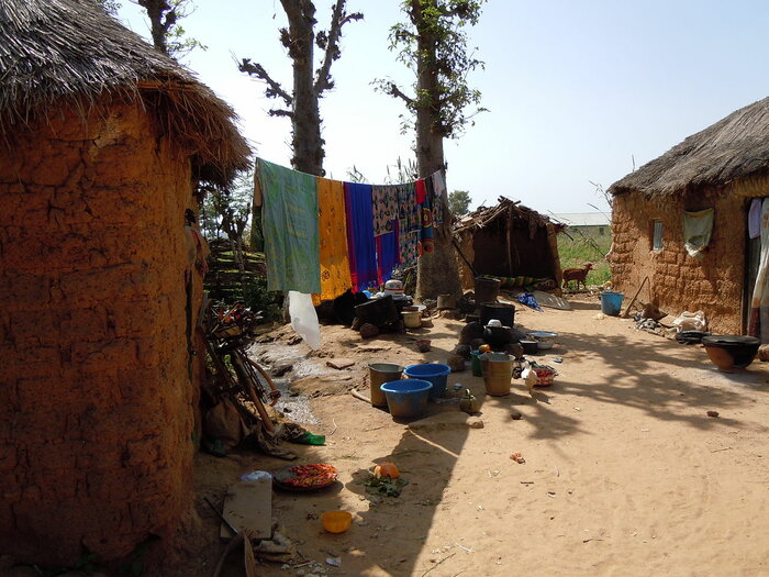 Hof mit Wäsche in Chifatake, Dorf in Nigeria