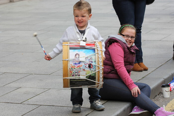 Kind mit Trommel in Belfast