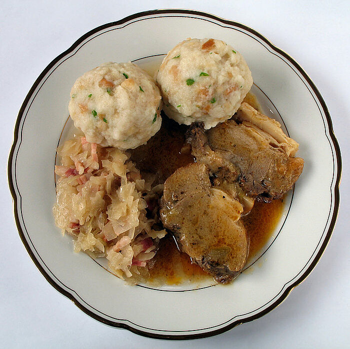 Schweinsbraten mit Semmelknödel und Krautsalat