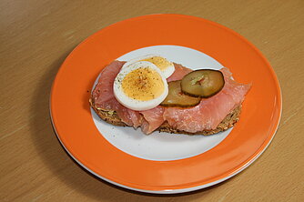 Smörrebröd mit Lachs, Ei und Gurke