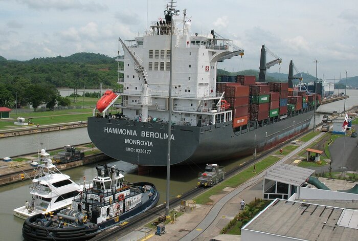 Containerschiff "Hammonia Berolina" in der Miraflores-Schleuse im Panamakanal