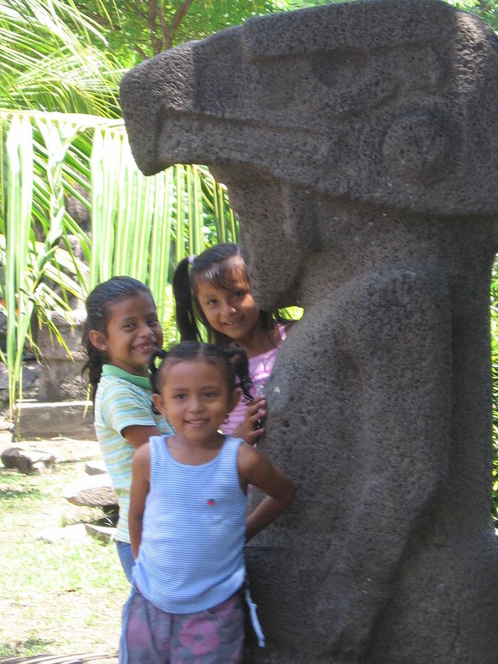 Kinder und Statue auf Omotepe