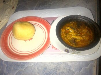 Eba und Banga-Suppe aus Nigeria