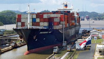 Containerschiff im Panamakanal