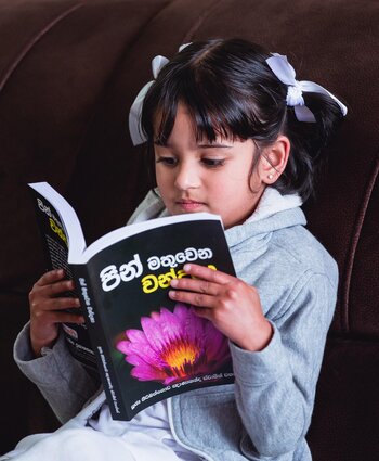 Mädchen mit Buch in Sri Lanka