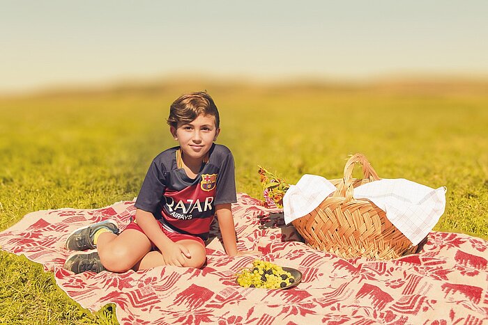 Junge auf Picknickdecke in Bulgarien