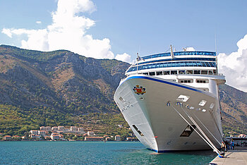 Kreuzfahrtschiff in Montenegro