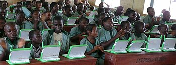 Grundschüler in Nigeria mit Laptops