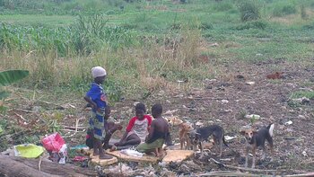 Kinder auf einer Müllkippe in Togo