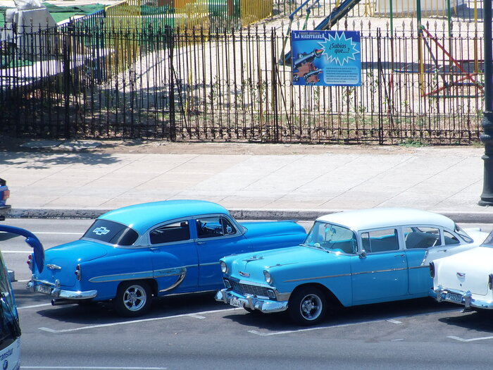 Blaue Oldtimer in Havanna