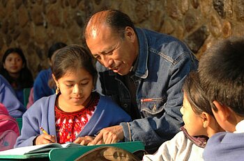 Lehrer und Schüler in Guatemala