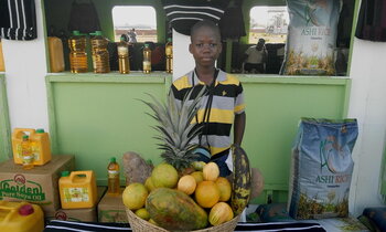 Junge in NIgeria am Verkaufstisch