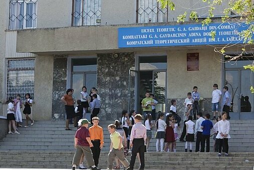Moldawische Schulkinder verbringen die Pause vor dem Gymnasium in Comrat
