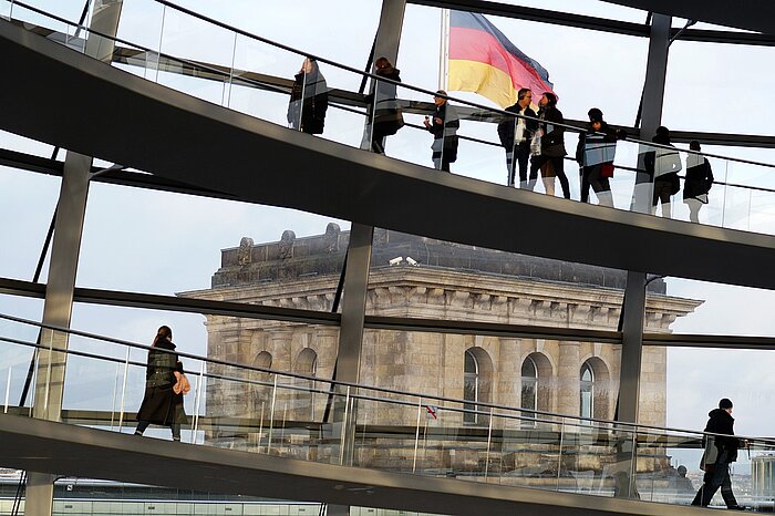 Besucher im Berliner Reichstag