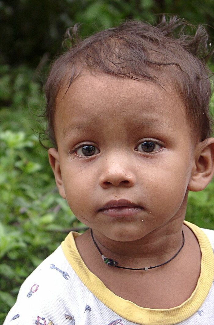 Kleiner, aufmerksamer Junge aus Honduras